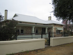 Naracoorte Cottages - MacDonnell House - South Australia Travel